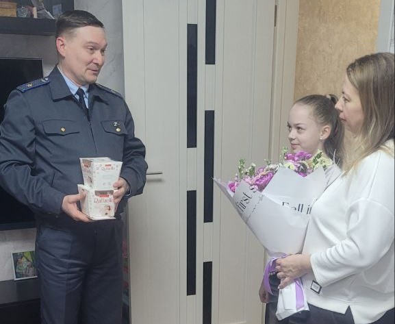 Коллектив поздравляет семью мобилизованного коллеги — жену и дочь — с 8 Марта